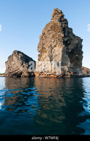 Pinnacolo di roccia, residuo del vecchio eroso il cono di tufo, Bartolome isola. Isole Galapagos, Giugno 2011. Foto Stock