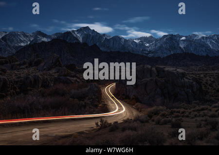 Questa è una foto di Alabama colline nella notte con luce auto Trail a Lone Pine, CA, Stati Uniti d'America. Foto Stock