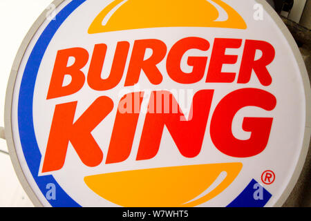 ST. Pietroburgo, Russia-Novembre 11, 2018: logotipe di Burger King e un ristorante fast food Foto Stock