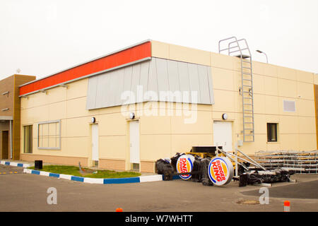 ST. Pietroburgo, Russia-Novembre 11, 2018: Nuova costruzione di un ristorante fast food Burger King. Simboli e il logo si trova vicino all'edificio prima di aprire Foto Stock