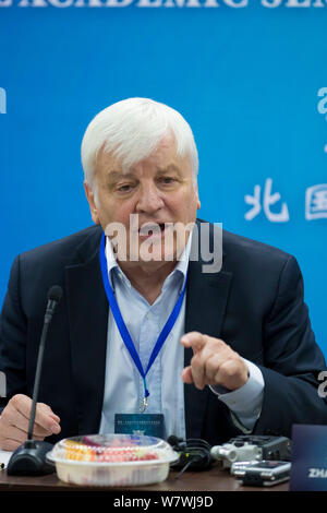 Attore francese e regista Jacques Perrin assiste la International Seminario Accademico sul Jacques Perrin's documentario sulla natura a Pechino in Cina, 18 Apri Foto Stock