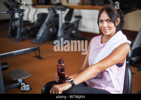 Giovane donna fitness lavorando in palestra Foto Stock