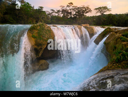 Le cascate del Las Golondrinas a Las Nubes (Centro Ecoturistico Causas Verdes Las Nubes) sul fiume Santo Domingo sulla periferia della Selva Lacandona / Montes Azules Riserva della Biosfera, Costa Rica. Aprile 2014. Foto Stock