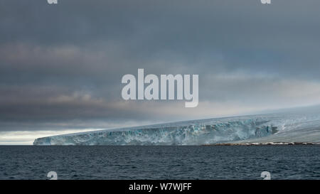 Il Ghiacciaio Kvitoya come si raggiunge il mare, Kvitoya (Isola Bianca) nord orientale dell arcipelago delle Svalbard, Norvegia, settembre 2013. Foto Stock