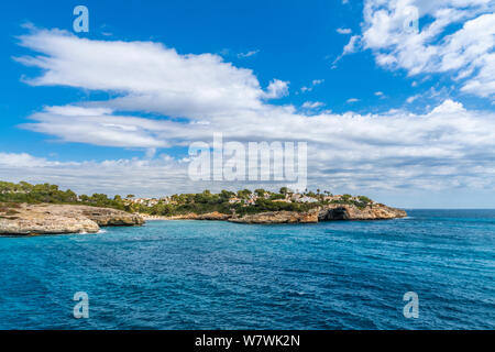 Cala Romantica vista mare panoramica con cielo blu in estate Foto Stock