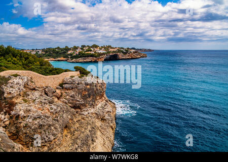 Cala Romantica vista mare panoramica con cielo blu in estate Foto Stock