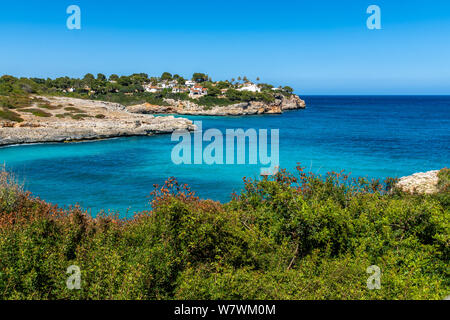 Cala Romantica vista mare panoramica con cielo blu in estate Foto Stock