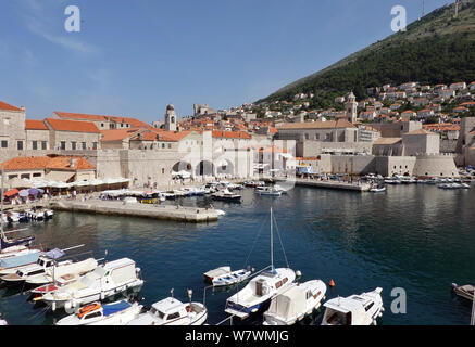 Dubrovnik, Croazia. Il 15 giugno, 2019. Vista dal porto di fronte alla città vecchia con le case e le chiese. Il circa due km lungo la parete è compreso tra i tre e i sei metri di larghezza lungo tutta la sua lunghezza ed è uno dei simboli della citta'. Credito: Soeren Stache/dpa-Zentralbild/ZB/dpa/Alamy Live News Foto Stock