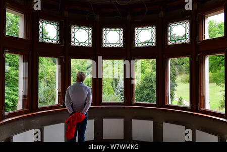 Bad Liebenstein, Germania. 07 Ago, 2019. Benjamin-Immanuel Hoff (sinistra), Ministro della Cultura del Land di Turingia, si trova di fronte a una finestra durante un tour di Altenstein Castello. La residenza estiva dei duchi di Saxony-Meiningen con il suo castello del XIX secolo è attualmente ampiamente ristrutturato dopo un incendio nel 1982 distrusse l'interno. Altenstein è una stazione del #Kultursommertour 2019 della Turingia del Ministro della Cultura. Credito: Martin Schutt/dpa-Zentralbild/dpa/Alamy Live News Foto Stock