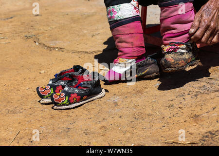 Un'anziana donna cinese mostra il suo legato in piedi Weining Yi, Hui, e Miao contea autonoma, Bijie city, a sud-ovest della Cina di Guizhou, 19 aprile Foto Stock