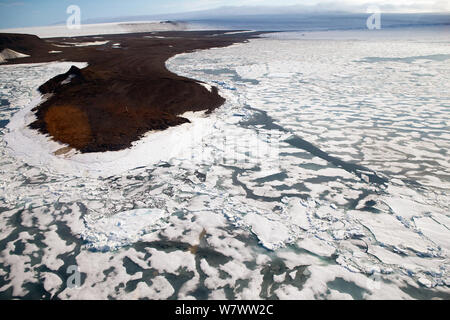 Ripresa aerea della banchisa nei dintorni di Franz Josef Land, Russo artico, luglio 2004. Foto Stock