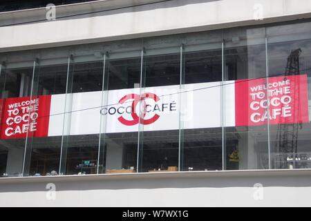 Vista del Coco Chanel Cafe sul West Nanjing Road a Shanghai in Cina, 12 aprile 2017. Chanel ospita un periodo limitato cafe a Shanghai, ma hai vinto" Foto Stock