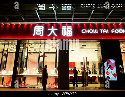 --FILE--i clienti sono visti in un negozio gioielli di Chow Tai Fook a Yichang city, centrale cinese della provincia di Hubei, 12 febbraio 2015. Hong Kong Jewellery Foto Stock