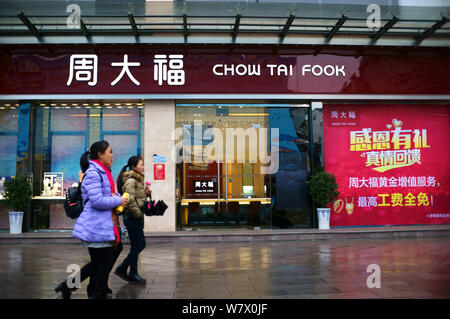 --FILE--pedoni a piedi passato un negozio gioielli di Chow Tai Fook a Yichang city, centrale cinese della provincia di Hubei, 23 novembre 2016. Hong Kong Jewellery Foto Stock