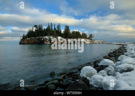 Coperte di ghiaccio rocce sulla riva del lago Superior, vista di Ellingson isola. Split Faro Rock State Park, Minnesota, dicembre 2011. Foto Stock