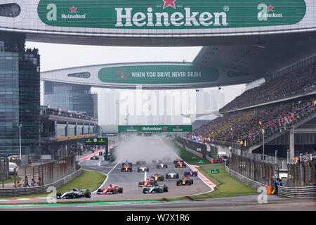 F1 i piloti si sfidano durante il 2017 Formula Uno Gran Premio di Cina a Shanghai nel Circuito Internazionale di Shanghai, in Cina, 9 aprile 2017. Con Lewis Foto Stock