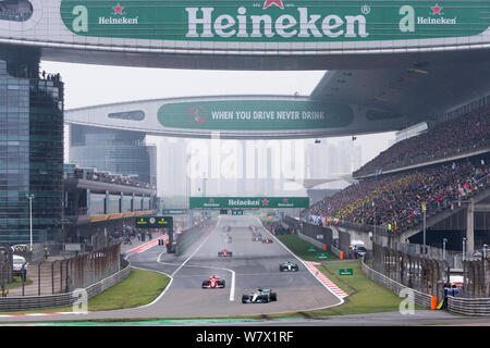 F1 i piloti si sfidano durante il 2017 Formula Uno Gran Premio di Cina a Shanghai nel Circuito Internazionale di Shanghai, in Cina, 9 aprile 2017. Con Lewis Foto Stock