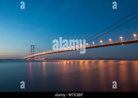 Humber Bridge crossing la Humber Estuary. Kingston upon Hull, East Yorkshire, Inghilterra, Regno Unito. Gennaio 2014. Foto Stock