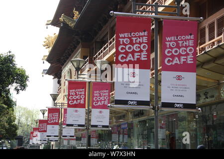Vista della pubblicità per il Coco Chanel Cafe sul West Nanjing Road a Shanghai in Cina, 12 aprile 2017. Chanel ospita un periodo limitato cafe a Sha Foto Stock