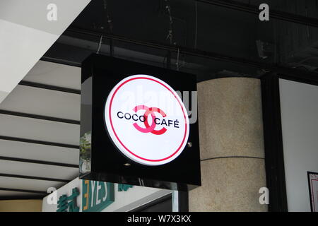 Vista di un cartello di Coco Chanel Cafe sul West Nanjing Road a Shanghai in Cina, 12 aprile 2017. Chanel ospita un periodo limitato cafe di Shangha Foto Stock