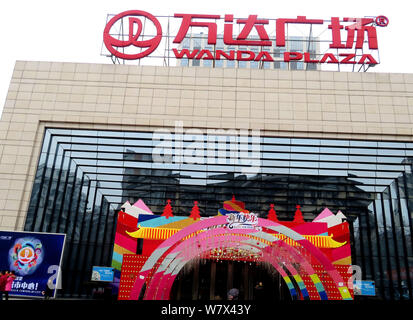 --FILE--Vista di un ramo di Wanda Plaza di Wanda Gruppo in Yichang city, centrale cinese della provincia di Hubei, 8 gennaio 2017. Wanda gruppo possedute dalla Cina " Foto Stock