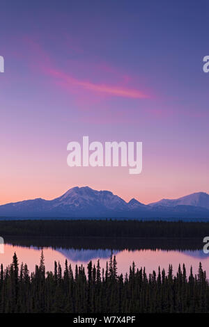 Wrangell-SAN Elias National Park, vista dal lago Willow con la riflessione di montare il tamburo (3.661m) al tramonto, Alaska, Stati Uniti d'America. Giugno 2013. Foto Stock