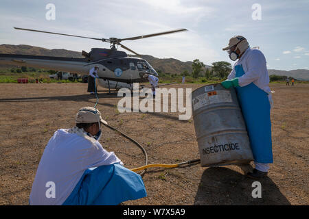 Elicottero è caricato con insetticidi per il Cibo di ed Organizzazione di Agricoltura (FAO) locust operazione di controllo. Aeroporto di Miandrivazo, Madagascar, dicembre 2013. Foto Stock