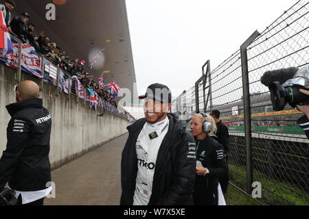 British F1 driver Lewis Hamilton di Mercedes sorrisi a Shanghai nel Circuito Internazionale di Shanghai, in Cina, 7 aprile 2017. Foto Stock