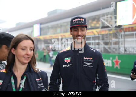 Australian F1 driver Daniel Ricciardo della Red Bull Racing firma autografi per i tifosi allo Shanghai International Circuit prima del 2017 Formula Uno C Foto Stock