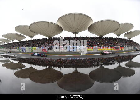 F1 i piloti si sfidano durante il 2017 Formula Uno Gran Premio di Cina a Shanghai nel Circuito Internazionale di Shanghai, in Cina, 9 aprile 2017. Foto Stock