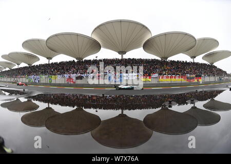 F1 i piloti si sfidano durante il 2017 Formula Uno Gran Premio di Cina a Shanghai nel Circuito Internazionale di Shanghai, in Cina, 9 aprile 2017. Foto Stock