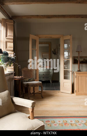 Aprire le porte doppie in stile country living room Foto Stock