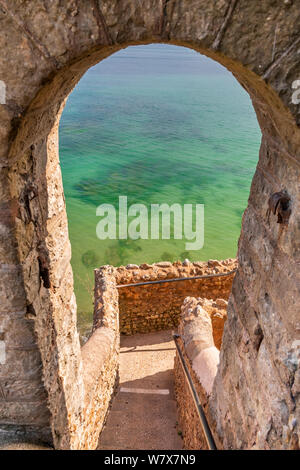 Le fasi dalla torre dell'orologio che conduce in basso verso il lungomare su la scala di Giacobbe Beach a Sidmouth South Devon. Foto Stock