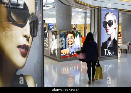 --FILE--un cliente cammina verso una boutique di Dior nel duty free shop di Meilan di Haikou International Airport nel centro della città di Haikou, sud della Cina di Hainan Foto Stock