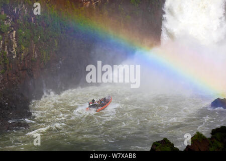 Barca e rainbow sotto le cascate del Salto San Martin. Cascate di Iguassù, Brasile/Argentina, dal lato argentino. Settembre 2010. Foto Stock