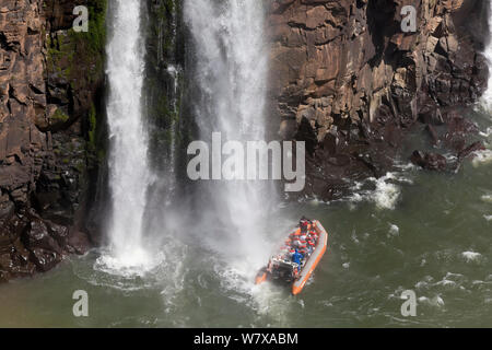 Barca di turisti sotto le cascate di Garganta del Diablo (Devil&#39;s gola), Iguazu falls, Brasile/Argentina, dal lato Brasiliano. Settembre 2010. Foto Stock