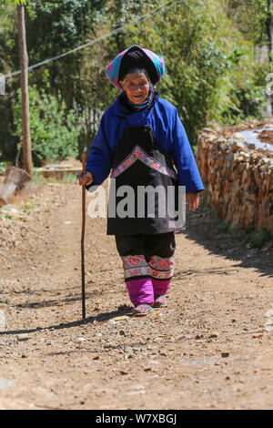 Un'anziana donna cinese mostra il suo legato in piedi Weining Yi, Hui, e Miao contea autonoma, Bijie city, a sud-ovest della Cina di Guizhou, 19 aprile Foto Stock