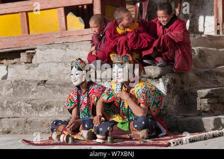 Gonyingcham, una danza eseguita in riferimento agli angeli celesti menzionati nel Buddismo Tantrayana. Questi angeli rappresentano le belle ragazze provenienti da diversi villaggi della regione di mon. Torgya festival. Galdan Namge Lhatse Monastero Tawang, Arunachal Pradesh, India. Gennaio 2014. Foto Stock