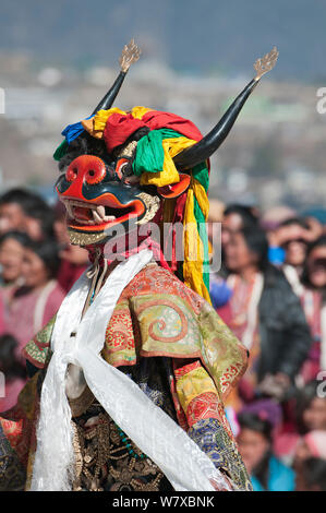 Janakcham (danza monastica). Questa danza è stata eseguita dall'inizio dell epoca buddista allo scopo di servire l umanità e di riportare la pace nel regno animale. I ballerini indossano costumi tantrico secondo Tantrayana Buddismo. Torgya festival. Galdan Namge Lhatse Monastero Tawang, Arunachal Pradesh, India. Gennaio 2014. Foto Stock