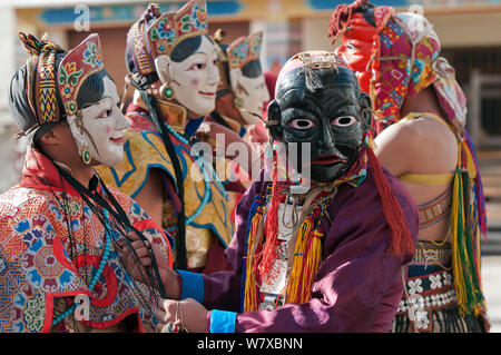 Gonyingcham, una danza eseguita in riferimento agli angeli celesti menzionati nel Buddismo Tantrayana. Questi angeli rappresentano le belle ragazze provenienti da diversi villaggi della regione di mon. Torgya festival. Galdan Namge Lhatse Monastero Tawang, Arunachal Pradesh, India. Gennaio 2014. Foto Stock