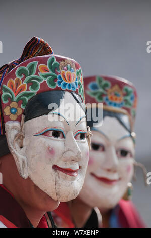 Gonyingcham, una danza eseguita in riferimento agli angeli celesti menzionati nel Buddismo Tantrayana. Questi angeli rappresentano le belle ragazze provenienti da diversi villaggi della regione di mon. Torgya festival. Galdan Namge Lhatse Monastero Tawang, Arunachal Pradesh, India. Gennaio 2014. Foto Stock