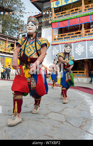 Gonyingcham, una danza eseguita in riferimento agli angeli celesti menzionati nel Buddismo Tantrayana. Questi angeli rappresentano le belle ragazze provenienti da diversi villaggi della regione di mon. Torgya festival. Galdan Namge Lhatse Monastero Tawang, Arunachal Pradesh, India. Gennaio 2014. Foto Stock