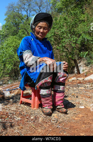 Un'anziana donna cinese mostra il suo legato in piedi Weining Yi, Hui, e Miao contea autonoma, Bijie city, a sud-ovest della Cina di Guizhou, 19 aprile Foto Stock