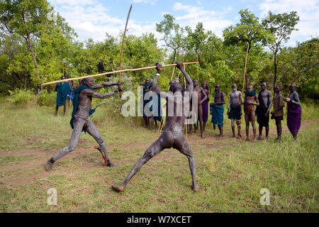 &#39;Donga&#39; stick fighters, Suri / tribù Surma. Il Donga combattimenti sono una uscita per risolvere i conflitti tra le tribù. Omo river Valley, Etiopia, settembre 2014. Foto Stock