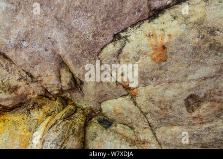 Profilo della mano umana in arte rock, Sevilla Bushman Arte Rock Trail, Clanwilliam, montagne Cederberg, provincia del Capo Occidentale, Sud Africa, settembre 2012. Foto Stock