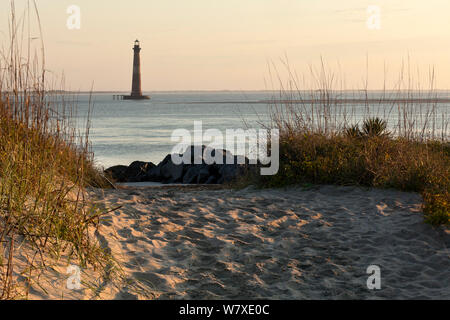 Morris Island Lighthouse visto dall'estremità nord della follia Isola, South Carolina, Stati Uniti d'America. Foto Stock