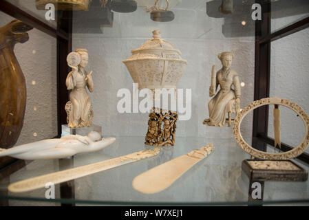 Antiquariato avorio intagliato in vendita nel negozio sulla Nathan Road, Kowloon, Hong Kong, dicembre 2012. Foto Stock