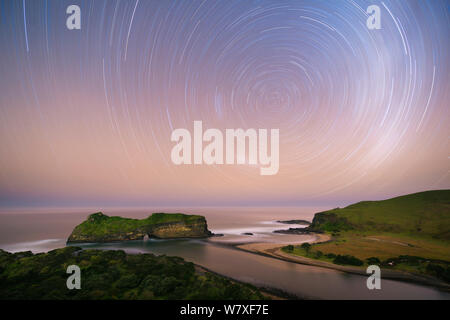 Due ore di star trail sopra il foro nella parete. Costa Selvaggia, Capo orientale, Sud Africa. Maggio 2013. Non-ex. Foto Stock