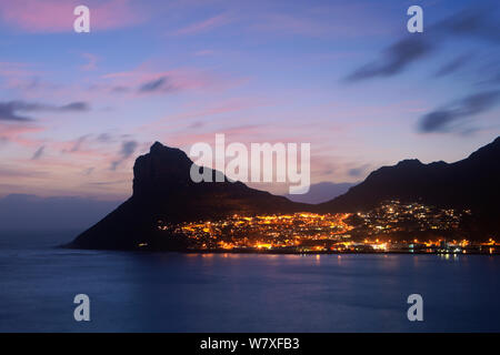 Hout Bay al crepuscolo. Hout Bay, Città del Capo, Sud Africa. Febbraio 2012. Non-ex. Foto Stock