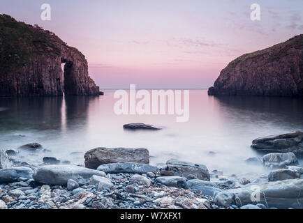 Le porte delle chiese, Skrinkle Cove, Pembroke, Wales, Regno Unito Foto Stock